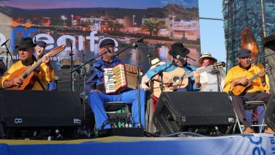 Presentación de la indumentaria marinera de Los Buches