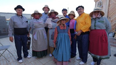 Presentación de la indumentaria marinera de Los Buches
