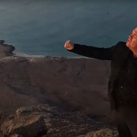 El cantautor murciano, Alejandro Córdoba, en el videoclip rodado en Lanzarote