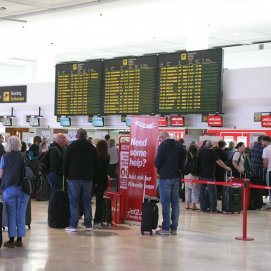 Servicio de facturación de la aerolínea Jet2 en el aeropuerto de Lanzarote. ERE.