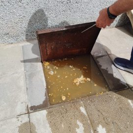 Vecinos de una calle de Arrecife denuncian "el olor inaguantable" por problemas en las alcantarillas