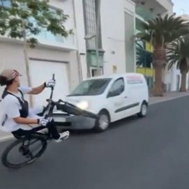 El ciclista conduciendo temerariamente en Arrecife (Foto: LaProvincia)