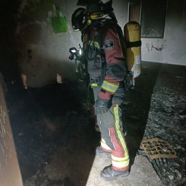 Uno de los bomberos revisando la habitación afectada por el incendio en el albergue de La Santa. Foto: Consorcio de Seguridad.