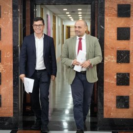 El consejero de Obras Públicas del Gobierno de Canarias, Pablo Rodríguez, junto al portavoz del Gobierno, Alfonso Cabello. Foto: Gobierno de Canarias.