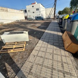 Los enseres depositados en la vía pública en Arrecife