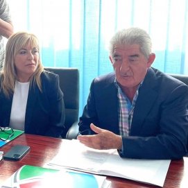 La nueva presidenta de la CEL junto a su predecesor en el cargo en una imagen de archivo. Empresas y autónomos.