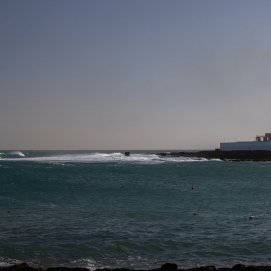 Oleaje en la central eléctrica de Lanzarote. Foto: Andrea Domínguez. 