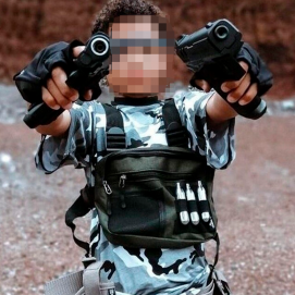 Uno de los niños en el anuncio de la tienda en Arrecife