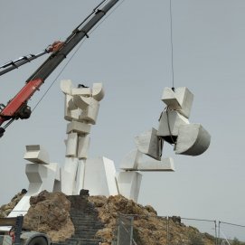  Retiran los elementos de la Escultura de la Fecundidad dañados durante el ventoral. Foto: Centros. 