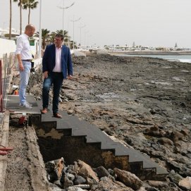 El alcalde de San Bartolomé, Isidro Pérez, en el litoral de Playa Honda. Foto: Ayuntamiento de San Bartolomé.