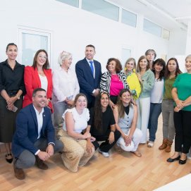 Representantes políticos y de la Asociación Mararía en la nueva sede