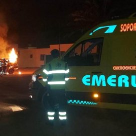 Vehículo ardiendo en La Graciosa