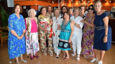 Las canasteras del RCNA realizan una donación a la Asociación AlanEM