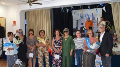 Las canasteras del RCNA realizan una donación a la Asociación AlanEM