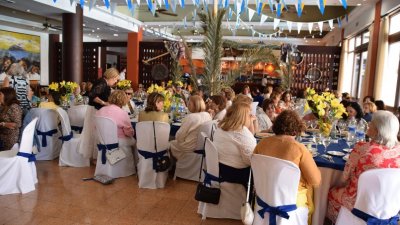 Las canasteras del RCNA realizan una donación a la Asociación AlanEM