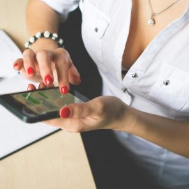 Mujer con el móvil en la mano y mensajeándose (Foto: Pexels) 