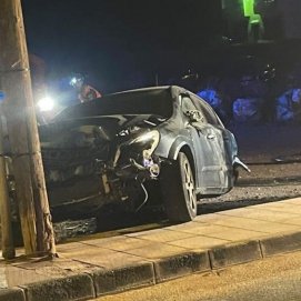 El coche impactando contra un poste en Arrecife Imagen: La Voz
