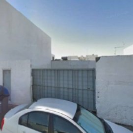 Entrada al solar en venta en la calle La Carmen de Arrecife