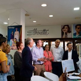 El consejero de Comercio visita uno de las tiendas asociadas