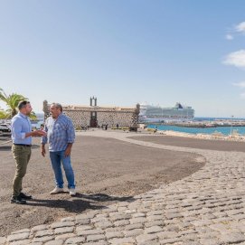 Jacobo Media y Ángel Vázquez frente al Museo Internacional de Arte Contemporáneo