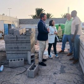 El alcalde de Yaiza y los concejales de Limpieza y Urbanismo en obras de zona de contenedores próxima al puerto
