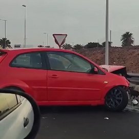 El coche con el capó roto en Arrecife (Foto: La Voz)