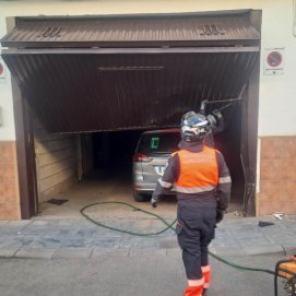 Un coche se empotra contra un garaje en Arrecife