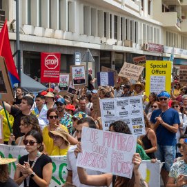 Manifestación del 20 de abril contra la masificación turística en Lanzarote. Foto: Andrea Domínguez.