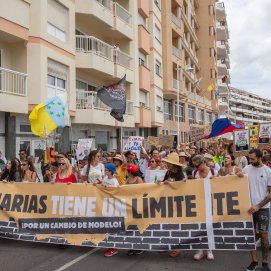 Manifestación del 20 de abril contra la masificación turística en Lanzarote. Foto: Andrea Domínguez.
