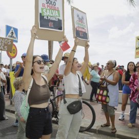 Manifestación 20 de abril en Arrecife (Fotos: Juan Mateos). Masificación turística.