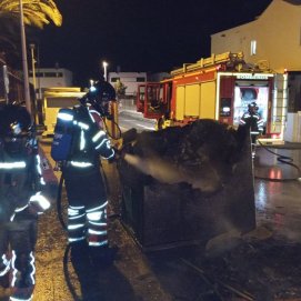 Incendio contenedores en Puerto del Carmen
