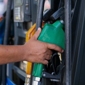 Una persona repostando combustible