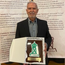 Francisco José Navarro con la placa conmemorativa