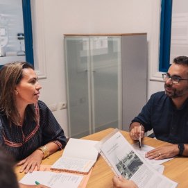 Maite Corujo junto a Echedey Eugenio en la reunión sobre el Servicio de Atención Psicológica a Menores