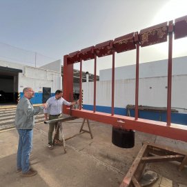 El vicepresidente en el Parque Móvil revisando las obras del juguete del viento de Arrieta