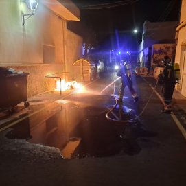 Los bomberos apagan el incendio de un contenedor en Tao