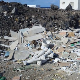 Los escombros tirados cerca de la lava volcánica en El Golfo