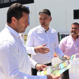 Gonzalo junto al alcalde de Yaiza, Óscar Noda