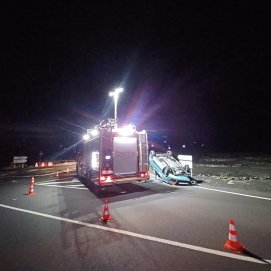 Uno de los coches volcado en la carretera tras el accidente