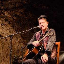 El artista Santiago Auserón pone en pie al público de la Cueva de los Verdes