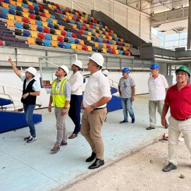Visita de representantes vecinales de Argana Alta a las obras del Pabellón de Argana, que posibilitarán la legalización y reapertura al público. El técnico ofrece detalles de las obras 