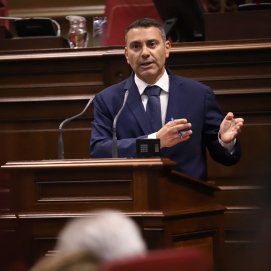 Oswaldo Betancort en sesión plenaria en el Parlamento de Canarias
