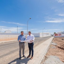 Yonathan de León y Jacobo Medina junto a la parcela donde se construirá la nueva instalación deportiva de Argana Alta