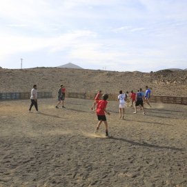  Los niños y niñas de Argana Alta jugando en la cancha deportiva del barrio (Foto: Juan Mateos)