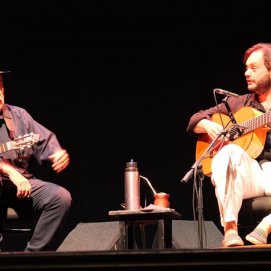 El dúo de cantantes Yamandu Costa y Domingo El Colorao, en su concierto en Arrecife