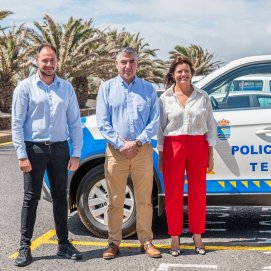 La alcaldesa de Teguise junto a los nuevos coches adquiridos para la Policía Local
