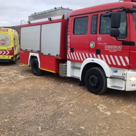 El coche de bomberos y la ambulancia en la zona del rescate