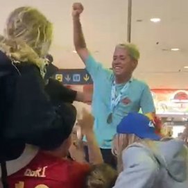 El surfista lanzaroteño tras su llegada al Aeropuerto César Manrique