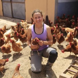 La joven María Guerra en la granja avícola ecológica en Lanzarote (Foto: Juan Mateos)