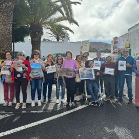 Los vecinos de Los Ancones manifestándose a las puerta del Ayuntamiento de Teguise 